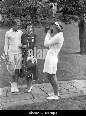 Filmare Bunny Austin e sua moglie, dopo Wimbledon tennis partito. Il principe Arthur di Connaught e molti famosi tennisti erano presenti alle partite di tennis sul prato e al torneo americano tenutosi a 41, West Hill, Highgate, prestato da Sir Arthur e Lady Crosfield. Spettacoli fotografici, H W (Bunny), Austin e sua moglie, Phyllis Konstam, l'attrice che è stata girata da Miss Hersey Brookes, figlia di Norman Brookes, il famoso tennista. 5 luglio 1937 Foto Stock