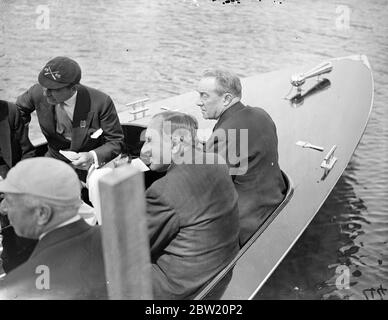 Earl Baldwin a Henley l'ultimo giorno. Earl e la Contessa Baldwin sono stati tra gli spettatori dell'ultimo giorno di Henley, tenuto sotto il brillante sole di luglio. Spettacoli fotografici, Earl Baldwin a bordo del lancio di umpires a Henley. 3 luglio 1937 Foto Stock