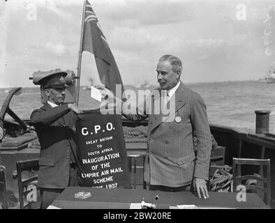 Una lettera speciale del re a Sir Patrick Duncan, Governatore Generale del Sud Africa, è stata inclusa nelle prime 2 1/2 tonnellate di posta che hanno lasciato Southampton per Durban sulla nave volante della Imperial Airways Centurion ad una tariffa forfettaria di 1 1/2 m. per 1/2 once; senza supplemento per la posta aerea. Major Tryon, il generale del Postmaster che mette la lettera del Re nel sacchetto della posta prima di inviarla sul Centurion inaugurando il nuovo ufficio postale completamente via via via via via via via via via via aerea. 29 giugno 1937 Foto Stock