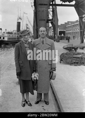 Il Premier belga arriva dall'America per vedere Anthony Eden a Londra. M Paul van Zeeland, il Premier belga, è arrivato a Southampton a bordo della Normandia dall'America, dove aveva discusso con Pres Roosevelt le possibilità di un nuovo accordo economico mondiale. Si recerà a Londra per vedere il signor Eden prima di tornare a Bruxelles. Spettacoli fotografici, M Paul van Zeeland, con sua moglie all'arrivo a Southampton sulla strada per Londra. 5 luglio 1937 Foto Stock