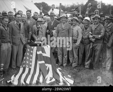 La Gran Bretagna mantiene la Pershing Cup sconfiggendo il team americano di fucili a piccolo foro a Bisley, Surrey. La partita è stata la prima che si è svolta dal generale Pershing ha presentato la Coppa nel 1931, quando la Gran Bretagna ha vinto il trofeo. L’inglese (a sinistra) e gli americani si squadre con il Trofeo Pershing. 10 luglio 1937 Foto Stock