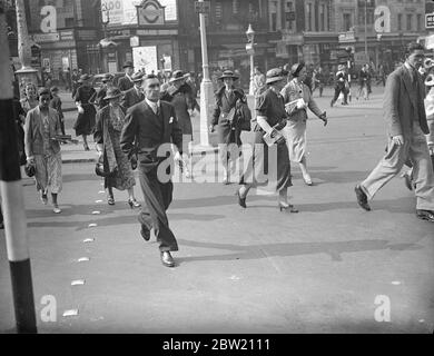 I pedoni londinesi non si rendono conto della misura in cui la protezione data loro dai valichi di Belisha, che ignorano, è illustrata da una serie di immagini scattate questa mattina (martedì) a Charing Cross a seguito di un importante raduno dato dalla Corte d'appello. La sentenza era che se gli automobilisti bussano un pedone su un bivio di Beliha che non è controllato da un ufficiale di polizia o luci, non può usare negligenza contributiva da parte del pedone come sua difesa. I pedoni girano le spalle su un incrocio in una trafficata Charing Cross. Anche se è altrettanto conveniente da usare. 20 Jul Foto Stock