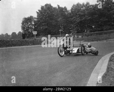 I motociclisti hanno fatto pratica finale sul circuito di Crystal Palace Road Racing per la riunione del Gran Premio di Londra di oggi (sabato). Il passeggero quasi a terra mentre si aggrava ad una ruota quando John Surtees girava per New Zealand Bend. 17 luglio 1937. Foto Stock