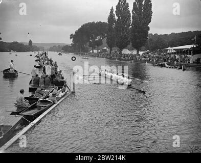 L'equipaggio tedesco Rudergesellschaft Wiking finendo Heat 3 della Grand Challenge Cup molte lunghezze davanti al New College, Oxford alla Henley Royal Regatta, il secondo giorno. 1 luglio 1937 Foto Stock