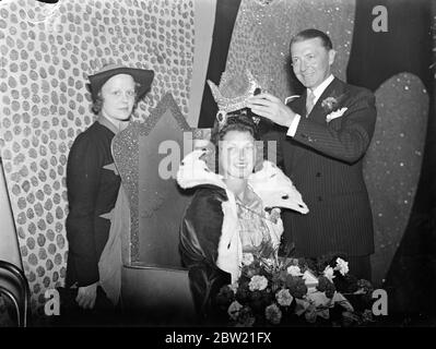 Miss Evelyn Vaughn, un Lee-on-Sea di 20 anni incoronato regina del carnevale di Southend da MR Clive Brooke, l'attore del film al carnevale. Miss Vaughn è stata scelta dal pubblico e sarà la figura centrale nella settimana di carnevale di Southend aperto il 23 agosto. 14 agosto 1937. Foto Stock