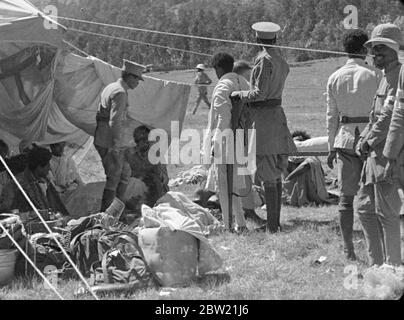 Guerra etiope italiana , 1935 -1936 bombardamento del villaggio etiope di Dessye da parte di aerei italiani. Vittime introdotte nelle stazioni di vestizione durante i bombardamenti . 9 dicembre 1935 Foto Stock