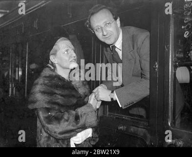 Il principe Hubertus Loewenstein, ex leader del Partito Cattolico tedesco, salutò la moglie alla stazione. Recentemente ha visitato i centri di guerra in Spagna, ha lasciato la stazione di Waterloo sul treno della barca di Manhattan sulla sua strada per l'America. È stato invitato come professore in visita a Connie dalla Carnegie Enowment for International Peace. Terrà una serie di conferenze all'Università americana in materia di diritto costituzionale e tendenze politiche europee moderne. 24 settembre 1937. Foto Stock