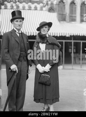 Il registratore di Londra, il giudice Gerald Dobson fotografò con sua moglie al Guildhall dopo la sua elezione di oggi. Ha scritto la commedia musicale che i ribelli hanno fatto ed è stato eletto registratore di Londra in successione a Sir Holman Gregory. Il figlio dell'ex sceriffo di Norwich, fu educato al Downing College Cambridge e fu chiamato al bar dal Tempio interno nel 1907. Ha 53 anni e ha partecipato all'Old Bailey come Commissario 1934. 29 settembre 1937. Foto Stock