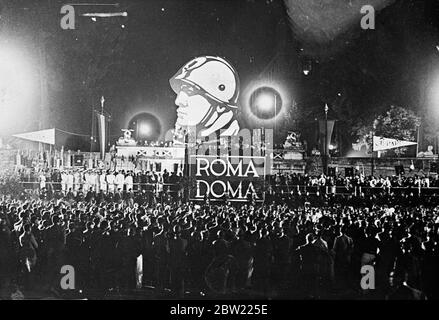 Un gigantesco effigie illuminato di Mussolini, l'italiano il dittatore, che domina un rally di 25,000 Camicie nere su Piazza del Popolo, Roma. 21 settembre 1937. Foto Stock