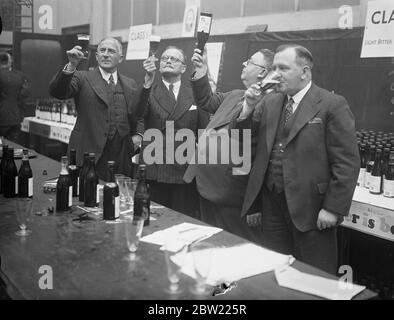 Dieci tonnellate di birra, contenute in sette mila bottiglie di pinta in tutto il mondo, sono state giudicate nella concorrenza della birra imbottigliata presso l'associazione commerciale della fabbrica di birra alleata, Southwark Street, S.E. 8 ottobre 1937. Foto Stock