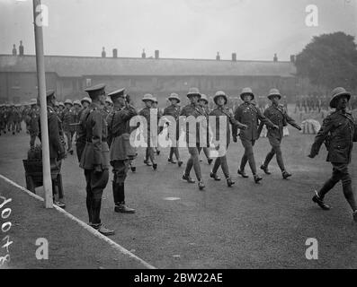 I 16/5 ballerini che partiranno a breve per l'India hanno sfilato per l'ispezione alle caserme di Hounslow da col J.V.R Jackson ufficiale comandante a Hounslow. 7 ottobre 1937. Foto Stock