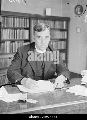 Il Rev Alan Green Congregational Ministro del trattamento, scrivendo la sua rivista di chiesa irriverenza nella Cattedrale di Canterbury. Il Ministro ha aggiunto che il coro, tutti gli uomini, ha trascorso il tempo durante la lettura della lezione nel parlare e ridere. 7 settembre 1937. Foto Stock