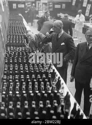 Dieci tonnellate di birra, contenute in sette mila bottiglie di pinta in tutto il mondo, sono state giudicate nella concorrenza della birra imbottigliata presso l'associazione commerciale della fabbrica di birra alleata, Southwark Street, S.E. 8 ottobre 1937. Foto Stock