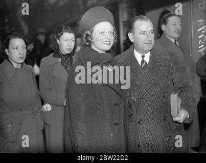 Anna Neagle, l'attrice del film e Herbert Wilcox, il produttore, hanno lasciato la stazione di Waterloo sul treno della barca Aquitania per un tour di America e Canada in connessione con la mostra di Victoria il grande. Il più alto è stato portato a New York, Washington, Hollywood, Toronto, MontrÃ©al e Ottawa. Saranno ricevuti dal governatore generale nella casa di governo di Ottawa. 6 ottobre 1937. Foto Stock