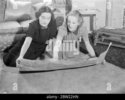 Due ragazze inglesi che fanno 7000 miglia di auto per Calcutta. Le ragazze di 27 anni, Miss Diana. Marzo Phillips di Henley-on-Thames, e Miss Betty Somerset di Londra, lasciando Londra questa settimana per guidare in auto a Calcutta, a circa 7000 miglia di distanza. Attraverseranno il deserto persiano, sul quale nemmeno le Imperial Airways hanno un servizio. 700 miglia di deserto sono incluse nel percorso. Le ragazze sono dichiarate per non sapere niente circa la loro automobile tranne come cambiare una spina. Spettacoli fotografici, Miss Diana, March Phillips (a sinistra) e Miss Betty Somerset studiano una mappa del loro percorso presso la casa di Londra di Miss Somerset. 2 Foto Stock