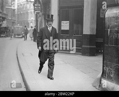 Sir Henry Twyford lasciò il suo ufficio Edward Street, città, per la sua elezione alla Guildhall come nuovo Signore Sindaco di Londra la cerimonia è stata preceduta da un servizio alla chiesa di St Lawrence Jewry. 29 settembre 1937. Foto Stock