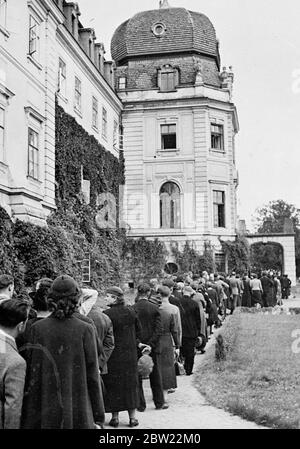 In quattro lunghe code, fuori dal Castello Leny, migliaia di persone hanno atteso di archiviare il bier del dottor Masaryk, fondatore e primo presidente della Cecoslovacchia al mentire nello stato di Praga. Tutta la Cecoslovacchia è in lutto per il loro liberatore. 20 settembre 1937. Foto Stock