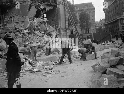 Eliminazione degli edifici distrutti dopo l'esplosione di bombe distrutte in edifici a quattro piani di proprietà di datori di lavoro francesi associati nel ricco quartiere dell'Arco di Trionfo di Parigi, uccidendo due poliziotti e ferendone altri due. Si ritiene che i furti siano stati il risultato di problemi di lavoro, così Terratec è stata l'esplosione che la folla di persone ha portato da tutte le parti e speciale polizia è stata chiamata fuori per controllarli. 12 settembre 1937. Foto Stock