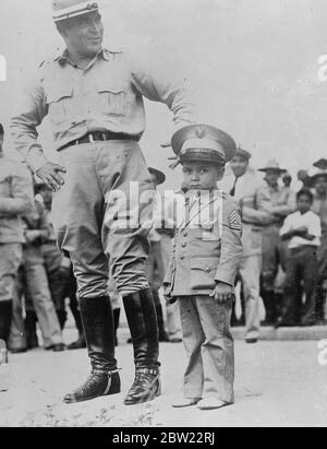 Il figlio di tre anni del colonnello Fulgencio Batista, il dittatore cubano, vestito nella miniatura dell'uniforme sergente indossata dal padre in occasione della rivoluzione cubana del 1933, quando partecipò alle celebrazioni a l'Avana in occasione del quarto anniversario della rivoluzione dell'8 settembre 1937. Foto Stock