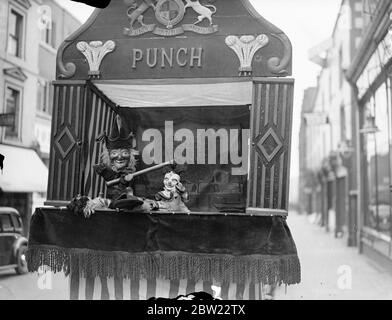 [Didascalia originale] Punch Pegram del cespuglio del Pastore. Dopo aver ucciso il Blackmoor, Judy e il beadle Punch è tormentato da un clown. 13 settembre 1937.[?] Foto Stock