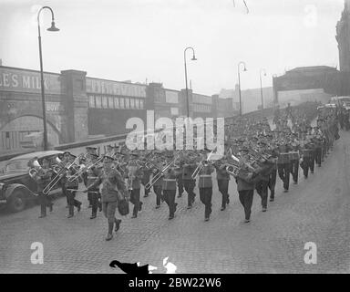 La seconda guardia scozzese del Battaglione si allontanò dalla stazione di Waterloo. Gli arrivati a Waterloo da Aldershot sulla loro strada per le caserme di Chelsea fermeranno il loro posto il primo Battaglione l'amore andato ad Aldershot il passaggio fa parte del cambio generale di quartiere che viene effettuato nel comando del distretto di Londra. 29 settembre 1937. Foto Stock