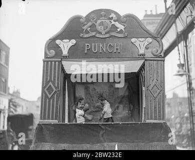 [Didascalia originale] Punch Pegram del cespuglio del Pastore. I pugili fanno un interlude originale nello spettacolo. 13 settembre 1937.[?] Foto Stock