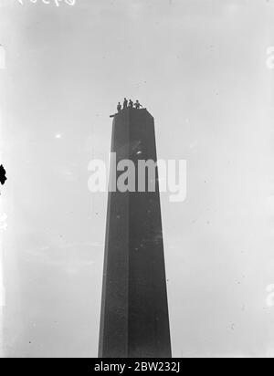 Operai arroccati precamente sul labbro del camino presso la sede della South London Electricity Supply Company a |Benjworth Road, Brixton, mentre iniziarono a demolire la struttura di 180 piedi di mattoni di mattoni. 24 settembre 1937 Foto Stock