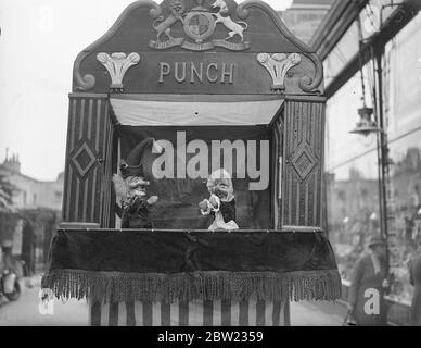 Pugno pedogramma del cespuglio del Pastore. Punch e sua moglie, Judy, decidono di ballare. 13 settembre 1937.[?] Foto Stock