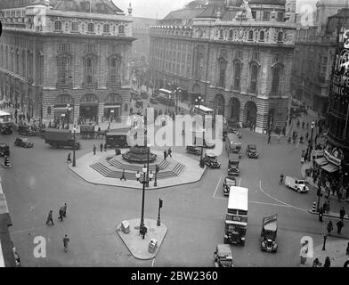 Una vista di Picadilly Circus che mostra i segnali stradali installati. Sono progettati per essere il più possibile discreti, essendo simili agli standard di lampade. Azionati da piazzole stradali che registrano la quantità di traffico nei tre principali flussi stradali, i più grandi segnali di traffico sindacale del mondo - 50 in numero - entreranno presto in funzione a Picadilly Circus. Il Circus è uno dei centri di traffico più trafficato del mondo, con 48,000 veicoli ogni ora che si fermano intersezioni, tuttavia lo rende il peggiore del mondo. I compiti più difficili sono ora in fase di studio, di evoluzione del miglior tempo per arra Foto Stock