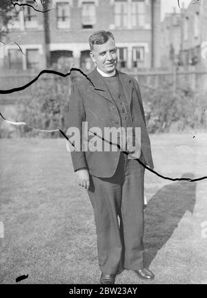 Il Rev Alan Green Congregational Ministro del trattamento, scrivendo la sua rivista di chiesa irriverenza nella Cattedrale di Canterbury. Il Ministro ha aggiunto che il coro, tutti gli uomini, ha trascorso il tempo durante la lettura della lezione nel parlare e ridere. 7 settembre 1937. Foto Stock