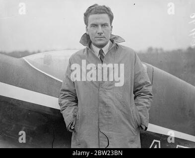 I piloti hanno fatto i preparativi finali all'aerodromo di Hatfield l'inizio della corsa aerea della Kings Cup. R.J Waight raffigurato accanto al suo aereo. 9 settembre 1937 Foto Stock