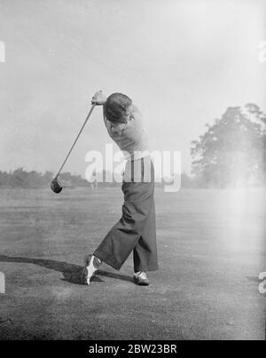 Miss Peggy Edwards in gioco durante la pratica sul campo Stoke Poges per il campionato di golf ragazze mercoledì prossimo. 6 settembre 1937. Foto Stock