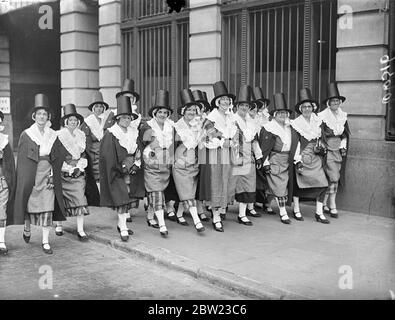Il coro delle Signore gallesi indossava abiti nazionali quando arrivarono alla stazione di Paddington a Londra e poi guidarono immediatamente al Cenotaph . I cori sono venuti a cantare al bazar internazionale della Croce Rossa di Westminster, Londra. 7 luglio 1937. Foto Stock