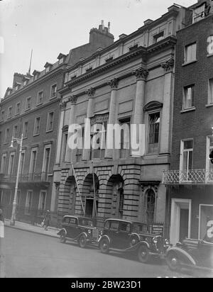 L'ex residenza londinese della Regina a Bruton Street, è inclusa in 20 famose case di Mayfair che devono essere ritirate per fare posto a negozi e uffici. Uno dei primi residenti fu Lord Roseberry nel 1796. 7 luglio 1937 Foto Stock