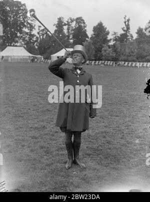 Il Sergente Saunders , il soffiatore del clacson, ha suonato l'apertura della mostra di cavalli e del torneo della Metropolitan Mounted Police e la loro annuale manifestazione di beneficenza che ha aperto a Imber Court , East Moseley . Ci sono tra 400 e 500 concorrenti di varie forze in classi all'evento. 7 luglio 1937. Foto Stock