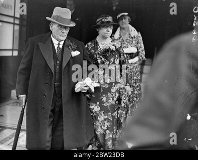 Lo sposo e lo sposo lasciano l'ufficio di registro dopo il matrimonio . John Coutts , presidente dei direttori del Park Lane Hotel , che ha più di 80 anni , è stato sposato a Caxton Hall con la signorina Alice Mary Adams , infermiera che lo aveva seguito durante un'indisposizione. 7 luglio 1937. Foto Stock