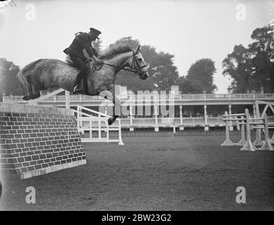 Il tenente D. N. Steward dei Royal Scots Grays, cavalcando Blue Girl, ha vinto la Athlone Cup da 11 altri ufficiali nel Military Jumping Tournament al Ranelagh Club di Barnes, Londra. La Principessa Alice, Contessa di Athlone, ha presentato la Coppa. 21 luglio 1937 Foto Stock