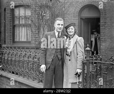 'Dieci gol' Payne sposò a Luton. Brides Lucky ferro di cavallo. Joe (dieci obiettivo) Payne, famoso club calcistico di Luton, è stato sposato presso l'ufficio legale di Luton (letti) a Miss Peggy Howe, 22 anni, tester in una fabbrica di Luton. In seguito, Payne giocò per Luton contro Bradford. La sua sposa guardò la partita. 26 febbraio 1938 Foto Stock