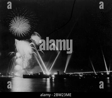 Sydney dice 'buon compleanno' con fuochi d'artificio. Brillanti fuochi d'artificio che illuminano il cielo sul porto di Sydney, nel nuovo Galles del Sud, durante il Carnevale Veneziano, che faceva parte delle celebrazioni che segnavano il 150° anniversario della prima colonizzazione bianca dell'Australia. 16 febbraio 1938 Foto Stock