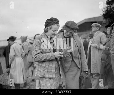 Duchess of Norfolk guarda la corsa delle donne a Newmarket. La Duchessa di Norfolk e Lady Roseberry sul corso a Newmarket quando hanno visto la signora S Langley, in sella a N e Dixon 'Lucky Patch' vincere il Newmarket Town Plate, l'unica corsa britannica per le scacchiere femminili a Newmarket. 13 ottobre 1938 Foto Stock