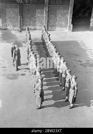 I membri del nuovo Servizio Territoriale ausiliario delle Donne, già noto come WATS, hanno sfilato presso la sede centrale del Duca di York a Chelsea, Londra, dove sono addestrati. I membri del servizio saranno utilizzati in caso di guerra per il trasporto, le cuocerie e le mensa. Foto: Le pipistrelli ispezionati da Miss Vickers. 17 ottobre 1938 Foto Stock