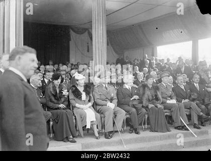 Re Leopoldo dei Belgi, accompagnato dal presidente Lebrun e membri della famiglia reale belga, ha svelato il memoriale nel Cours-la-Reine, vicino a Place de la Concorde, Parigi, al padre, il defunto re Alberto. Spettacoli fotografici: Re Leopoldo con il presidente Lebrun e altri membri della famiglia reale belga alla scoperta. Da sinistra a destra: Principessa Maria Jose del Piemonte: madame Lebrun, Re Leopoldo, Presidente Lebrun, Regina Elisabetta e Principe Carlo, Conte delle Fiandre (fratello del Re Leopoldo). 12 ottobre 1938 Foto Stock