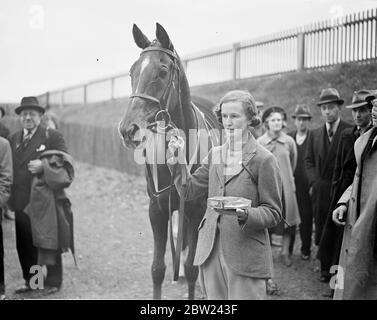 Vincitore dell'unica gara britannica per le jockey femminili. La signora S Langley, figlia dell'allenatore di Newmarket, Walter Earl, una delle Newmarket Town Plate, l'unica gara britannica per le sciminette da donna su MR N e Dixons 'Lucky Patch' a Newmarket. La corsa, secolare, si estende per oltre 4 miglia ed è una prova di resistenza per piloti e cavalli. 13 ottobre 1938 Foto Stock