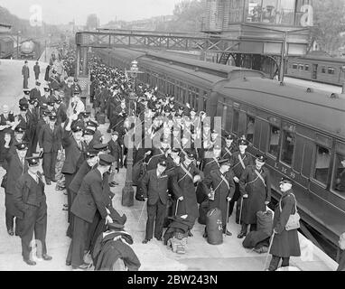 I 1200 membri della Legione Britannica che stanno per sorvegliare la zona plebiscita Cecoslovacca sono ora accampati ad Olimpia, Londra, dove si stanno preparando a partire per la Cecoslovacchia il sabato. Spettacoli fotografici: La polizia della Legione Britannica che arriva alla stazione di Addison Road. 12 ottobre 1938 Foto Stock