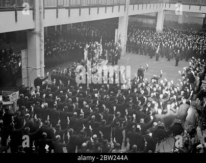 I 1200 membri della Legione Britannica che stanno per sorvegliare la zona plebiscita Cecoslovacca sono ora accampati ad Olimpia, Londra, dove si stanno preparando a partire per la Cecoslovacchia il sabato. Spettacoli fotografici: La polizia della Legione Britannica che giurava ad Olimpia. 7 ottobre 1938 Foto Stock