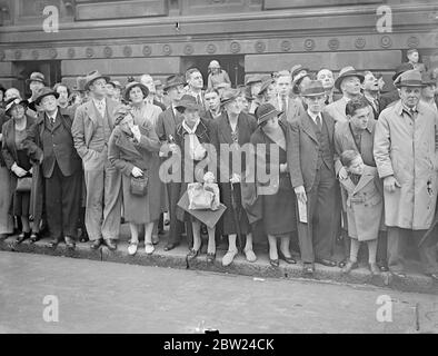 Foto: La folla di Downing Street come il signor Neville Chamberlain, il Premier, conferito con ministri e altri statisti tra cui Clement Attlee e Winston Churchill. 10 settembre 1938 Foto Stock