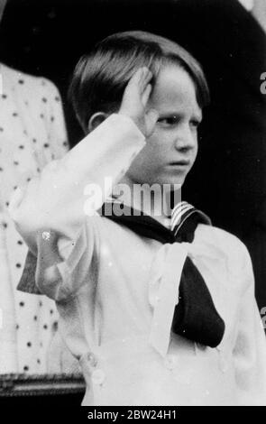 Il principe ereditario Baudouin, figlio di re Leopoldo dei Belgi, e sua sorella, la principessa Josephine Charlotte, hanno presentato a Gembloux 61 bandiere alle scuole di 25 villaggi della regione. Spettacoli fotografici: Il principe ereditario Baudouin in piedi in saluta alla cerimonia. 19 settembre 1938 Foto Stock