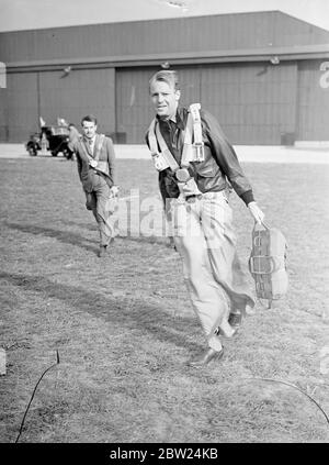 Serie speciale di Geoffrey de Havilland durante il volo di prova del prototipo DH.91 Albatross, G-AEVV, su Hatfield, settembre 1938 Foto Stock