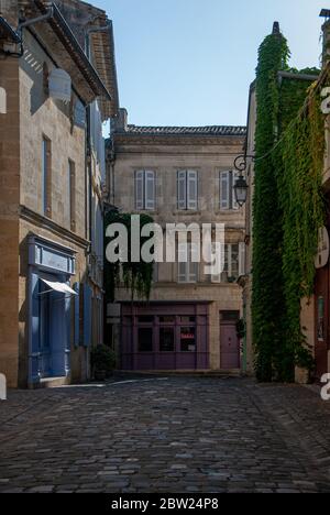 Strade di pietra nel villaggio di Saint-Emilion. Francia Foto Stock