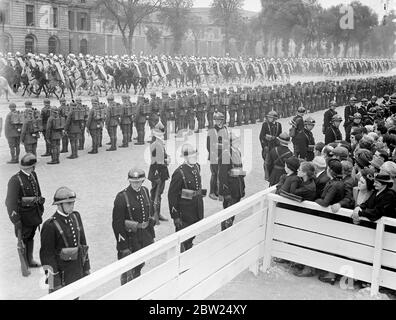 Il re vede il potere dell'esercito francese in parata a Versailles. Il re, accompagnato dal presidente Lebrun, ha recensito oltre 40,000 uomini dell'esercito francese, tra cui la cavalleria, le divisioni meccanizzate e coloniali, in una parata in suo onore a Versailles, Parigi. Durante una revisione 600 aerei volarono in testa. Dopo la revisione. Il re fu ospite d'onore ad un pranzo presso la Sala degli specchi della ChÃ¢teau di Versailles. Foto spettacoli, massaggiata Cavalleria coloniale nella recensione. 21 luglio 1938 Foto Stock